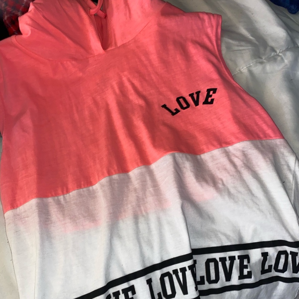 Sleeveless t-shirt with hood